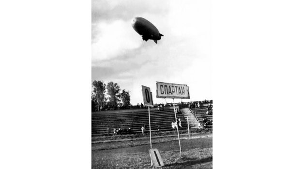 Футбольный матч во время войны. Фото из архива семьи Волковых Футбольный матч во время войны. Фото из архива семьи Волковых