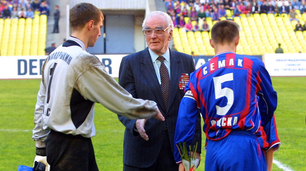 2002 год. Вениамин Мандрыкин и Сергей Семак поздравляют Юрия Ныркова с Днем Победы. Фото Алексей Иванов, архив «СЭ» 2002 год. Вениамин Мандрыкин и Сергей Семак поздравляют Юрия Ныркова с Днем Победы. Фото Алексей Иванов, архив «СЭ»