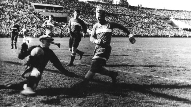 Владислав Жмельков (слева). Фото из архива семьи Волковых Владислав Жмельков (слева). Фото из архива семьи Волковых