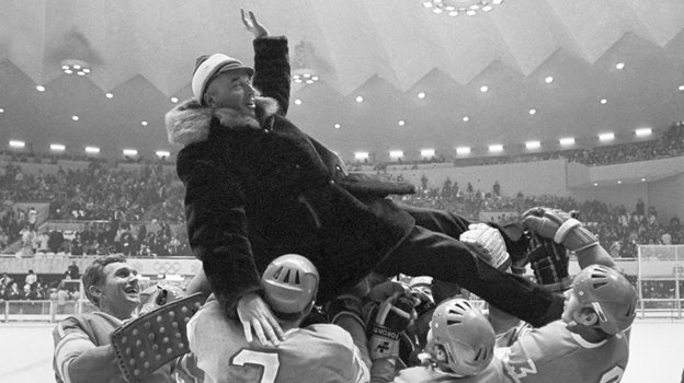 Советские хоккеисты, олимпийские чемпионы качают своего тренера Аркадия Чернышева. Фото ТАСС Советские хоккеисты, олимпийские чемпионы качают своего тренера Аркадия Чернышева. Фото ТАСС