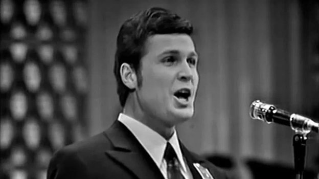 Лев Лещенко в молодости. Лев Лещенко в молодости.