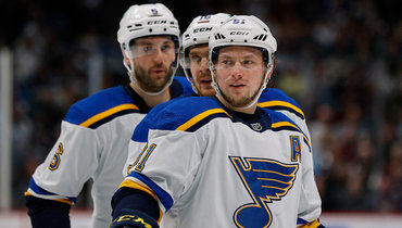 Форвард «Сент-Луиса» Владимир Тарасенко с партнерами по команде.