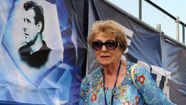 «Волгу» Льва Ивановича отправила на благотворительный аукцион. Начали продавать с 700 долларов...» Не стало вдовы Яшина