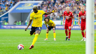 Али Соу исполняет пенальти в ворота «Спартака».