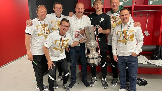 Станислав Черчесов после завоевания Кубка Венгрии. Фото Личный архив Станислава Черчесова Станислав Черчесов после завоевания Кубка Венгрии. Фото Личный архив Станислава Черчесова