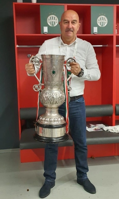 Станислав Черчесов после завоевания Кубка Венгрии. Фото Личный архив Станислава Черчесова Станислав Черчесов после завоевания Кубка Венгрии. Фото Личный архив Станислава Черчесова