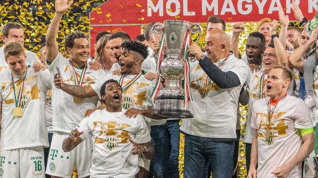 Станислав Черчесов с игроками «Ференцвароша» после завоевания Кубка Венгрии. Фото Личный архив Станислава Черчесова Станислав Черчесов с игроками «Ференцвароша» после завоевания Кубка Венгрии. Фото Личный архив Станислава Черчесова