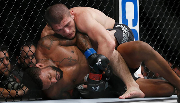 Хабиб контролирует Майкла Джонсона в партере. Фото mmajunkie Хабиб контролирует Майкла Джонсона в партере. Фото mmajunkie