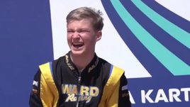 У российского гонщика отобрали победу за римский салют