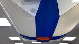 В раздевалке финской хоккейной сборной висит флаг военных. Похоже, его перепутали с обычным