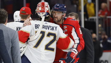 Голкипер «Флориды» Сергей Бобровский и капитан «Вашингтона» Александр Овечкин после матча.