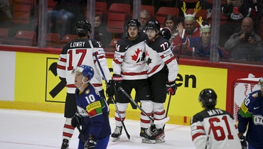 Канадцы празднуют заброшенную шайбу на ЧМ-2022 в матче против Италии.