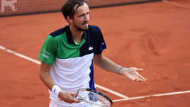 Медведев неудачно вернулся в тур. Пока он не в форме