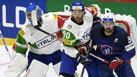 Трагедия хоккейного карлика на чемпионате мира. Италия не дотерпела 66 секунд и рискует вылететь