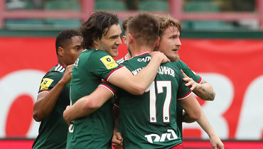 Игроки «Локомотива» празднуют гол в ворота «Динамо».