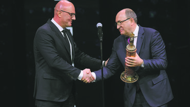 Заместитель председателя правительства Российской Федерации Дмитрий Чернышенко вручает приз президенту ХК ЦСКА Игорю Есмантовичу (справа).