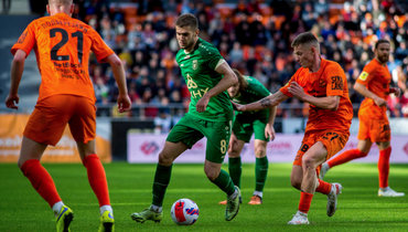 Матч «Урал» — «Рубин». Обе команды идут в нижней части турнирной таблицы.