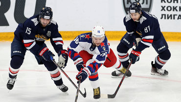 Хоккеисты «Металлурга» и ЦСКА во время финальной серии КХЛ.