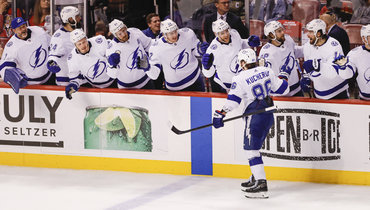 Никита Кучеров празднует заброшенную шайбу.