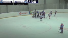 10-летний хоккеист в ярости набросился на взрослых арбитров и начал их бить