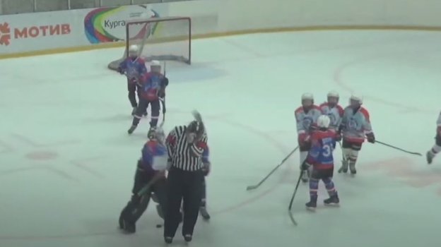 Вратарь Артемий Акшумов наносит удар по спине судьи. Фото Youtube.com Вратарь Артемий Акшумов наносит удар по спине судьи. Фото Youtube.com
