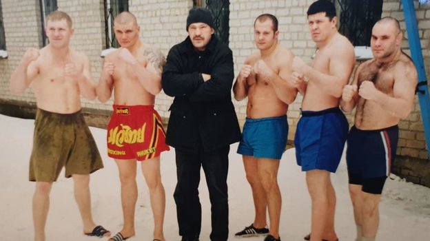 Федор Емельяненко и Сергей Харитонов на сборе в Екатеринбурге. В центре — ветеран Rings Андрей Копылов, второй справа — Юрий Кочкин (в Rings дважды побеждал Алистара Оверима). Фото Из личного архива Николая Зуева Федор Емельяненко и Сергей Харитонов на сборе в Екатеринбурге. В центре — ветеран Rings Андрей Копылов, второй справа — Юрий Кочкин (в Rings дважды побеждал Алистара Оверима). Фото Из личного архива Николая Зуева