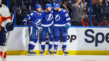 Хоккеисты «Тампа-Бэй» Никита Кучеров, Стивен Стэмкос и Ник Пол празднуют гол в ворота «Флориды».