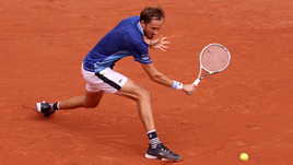 Медведев пока не проиграл в Париже ни сета. Он уже в третьем круге