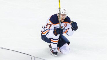 Капитан «Эдмонтона» Коннор Макдэвид празднует заброшенную шайбу в овертайме матча против «Калгари».