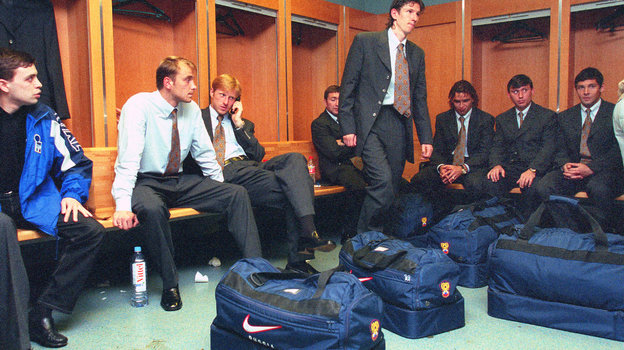 Футболисты сборной России в раздевалке «Стад де Франс» в 1999 году. Фото Андрей Голованов и Сергей Киврин Футболисты сборной России в раздевалке «Стад де Франс» в 1999 году. Фото Андрей Голованов и Сергей Киврин
