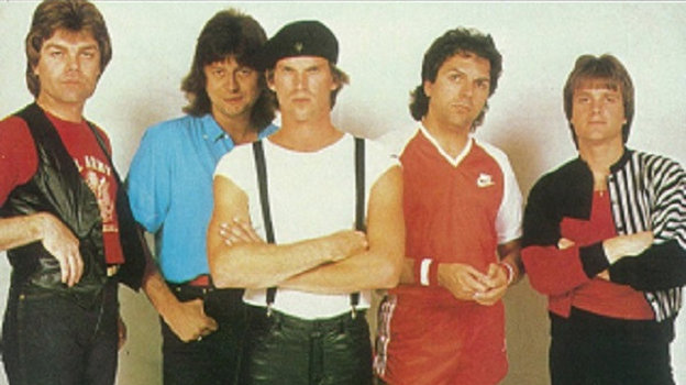 Survivor. В центре исполнитель оригинальной версии Дейв Биклер. Второй слева — Джим Петерик. Крайний справа — Фрэнк Салливан. Survivor. В центре исполнитель оригинальной версии Дейв Биклер. Второй слева — Джим Петерик. Крайний справа — Фрэнк Салливан.