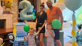 Овечкин с шиком отметил день рождения сына. Он резал огромный торт и трогал ящерицу