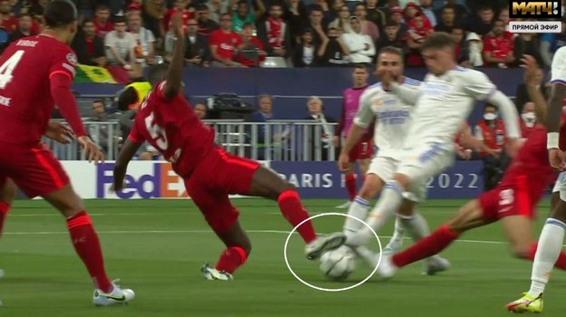 Вальверде касается мяча. Вальверде касается мяча.