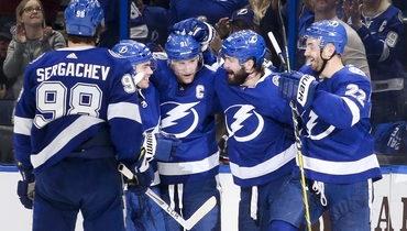 Кучеров празднует заброшенную шайбу с партнерами по «Тампа-Бэй».