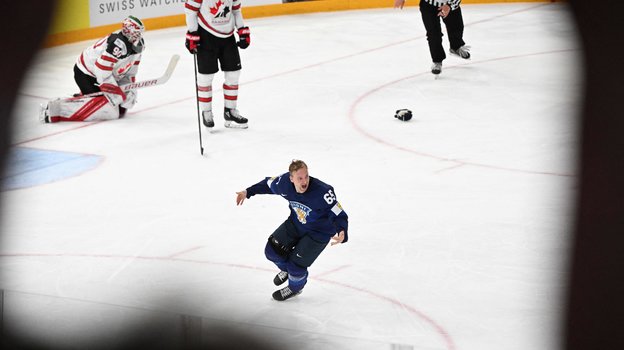 Форвард сборной Финляндии Сакари Манниннен празднует победный гол в оветайме. Фото AFP Форвард сборной Финляндии Сакари Манниннен празднует победный гол в оветайме. Фото AFP