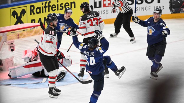 Хоккеисты сборной Финляндии празднуют заброшенную шайбу. Фото AFP Хоккеисты сборной Финляндии празднуют заброшенную шайбу. Фото AFP