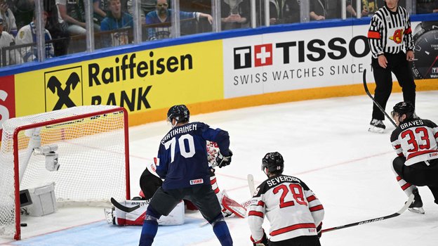 Сборная Финляндии забрасывает победную шайбу в ворота Канады. Фото AFP Сборная Финляндии забрасывает победную шайбу в ворота Канады. Фото AFP