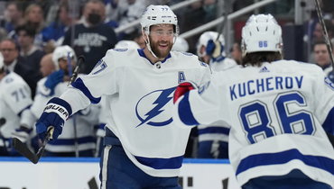 Виктор Хедман и Никита Кучеров («Тампа-Бэй Лайтнинг»).