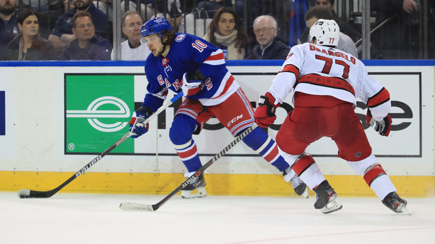 Артемий Панарин (№10) против Тони Деанжело. Фото USA Today Sports Артемий Панарин (№10) против Тони Деанжело. Фото USA Today Sports