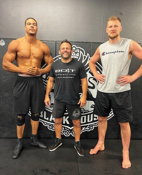 Тренер Black House Кенни Джонсон (в центре) и Александр Волков. Тренер Black House Кенни Джонсон (в центре) и Александр Волков.