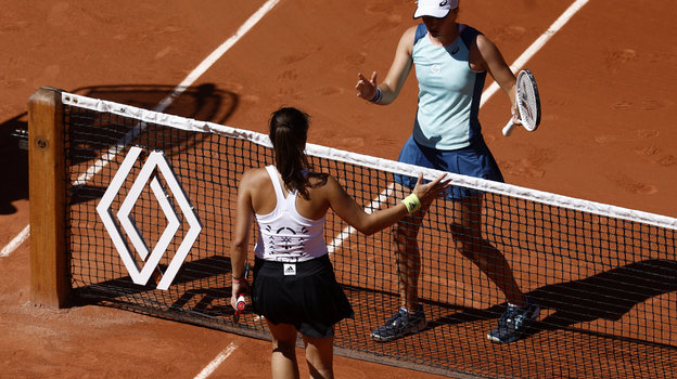 Дарья Касаткина и Ига Свентек после полуфинала «Ролан Гаррос». Фото Reuters Дарья Касаткина и Ига Свентек после полуфинала «Ролан Гаррос». Фото Reuters