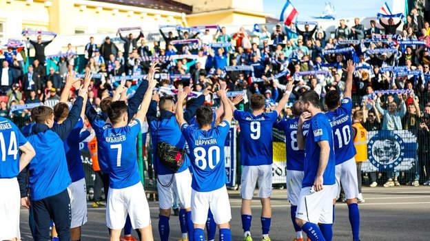 Футболисты «Факела» благодаря своих болельщиков за поддержку. Фото пресс-служба «Факела» Футболисты «Факела» благодаря своих болельщиков за поддержку. Фото пресс-служба «Факела»