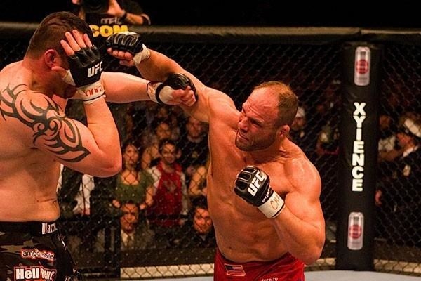 Рэнди Кутюр доводит правый оверхэнд до Тима Сильвии. Фото UFC Рэнди Кутюр доводит правый оверхэнд до Тима Сильвии. Фото UFC