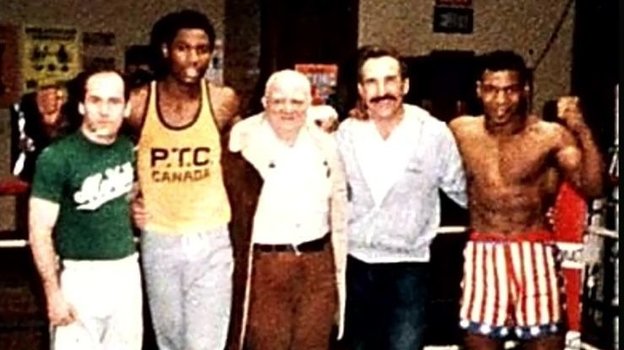 Леннокс Льюис (второй слева) и Майк Тайсон. Фото The Sun Леннокс Льюис (второй слева) и Майк Тайсон. Фото The Sun