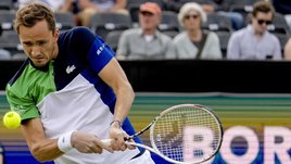 Медведев успешно начал травяной сезон. Его сопернику пришлось сыграть два матча за день