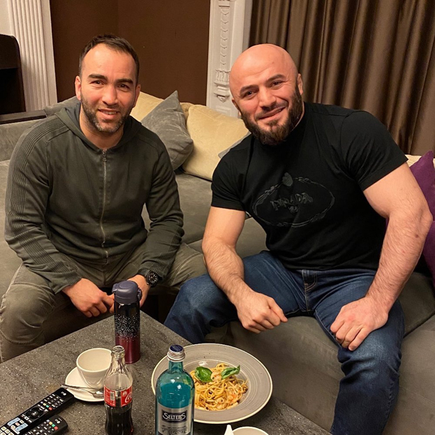 Магомед Исмаилов с Камилом Гаджиевым. Фото из соцсетей бойца Магомед Исмаилов с Камилом Гаджиевым. Фото из соцсетей бойца