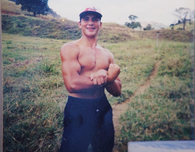 Гловер за полевыми работами в Собралии. Фото Скриншот из д/ф «Fightlore» на UFC Fight Pass Гловер за полевыми работами в Собралии. Фото Скриншот из д/ф «Fightlore» на UFC Fight Pass