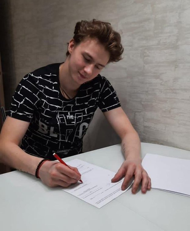 Дмитрий Овчинников подписывает контракт с «Торонто». Дмитрий Овчинников подписывает контракт с «Торонто».