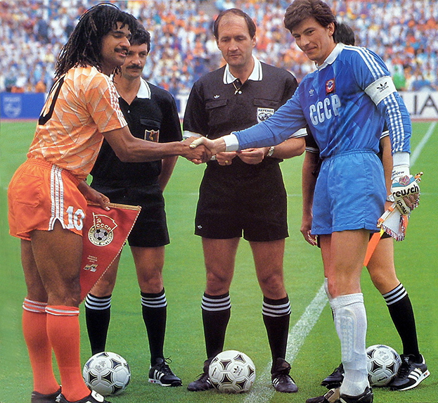 Рууд Гуллит и Ринат Дасаев жмут руки перед матчем ЧЕ-88. Фото архив «СЭ» Рууд Гуллит и Ринат Дасаев жмут руки перед матчем ЧЕ-88. Фото архив «СЭ»