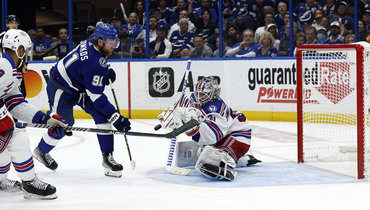 Стивен Стэмкос (№91) оформил дубль в ворота Игоря Шестеркина и принес «Тампе» победу в серии с «Рейнджерс» — 2:1 и 4-2.